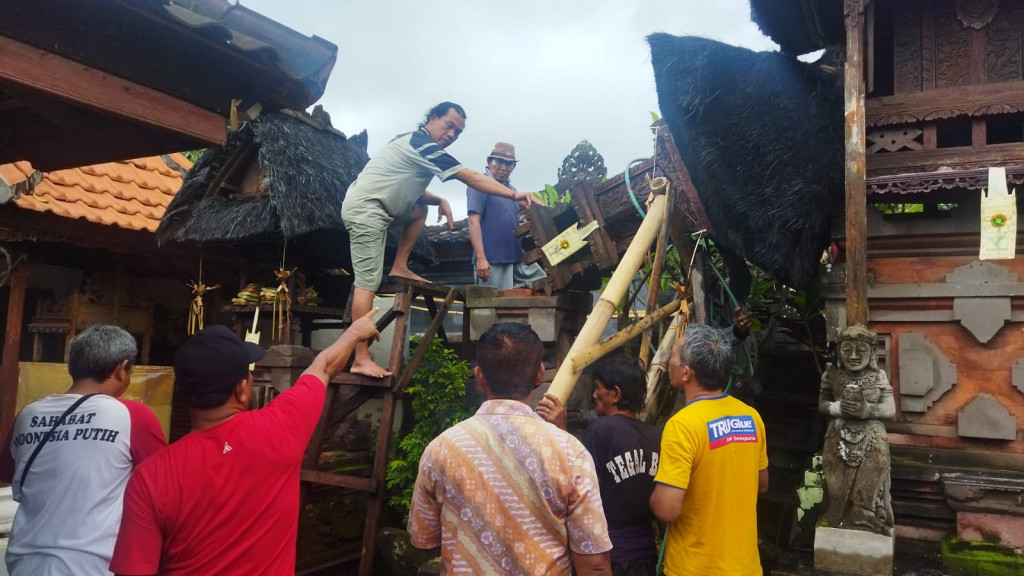 Pelinggih Roboh akibat cuaca ekstrim di Pemerajan Agel, Banjar Petingan, Kelurahan Kerobokan Kaja, Kecamataan Kuta Utara Tanggal 06 Januari 2023
